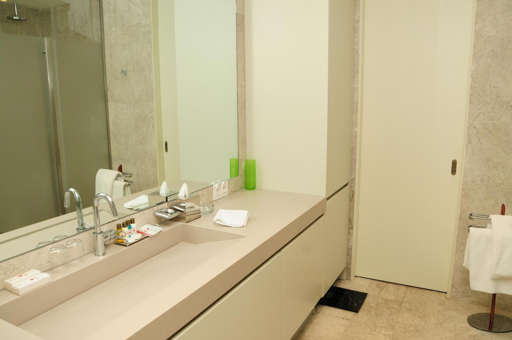 Family Apartment One Bedroom with Partial Marina View