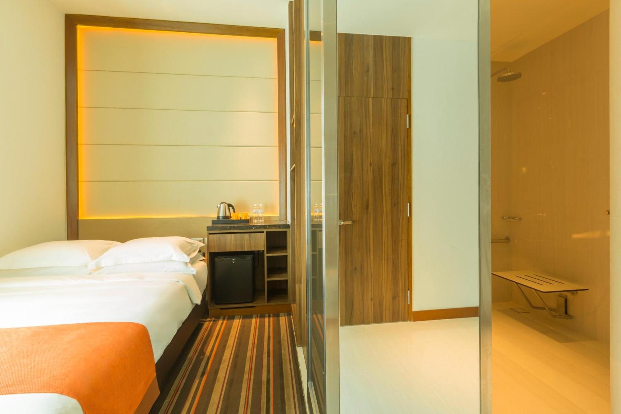 Queen Room Accessible