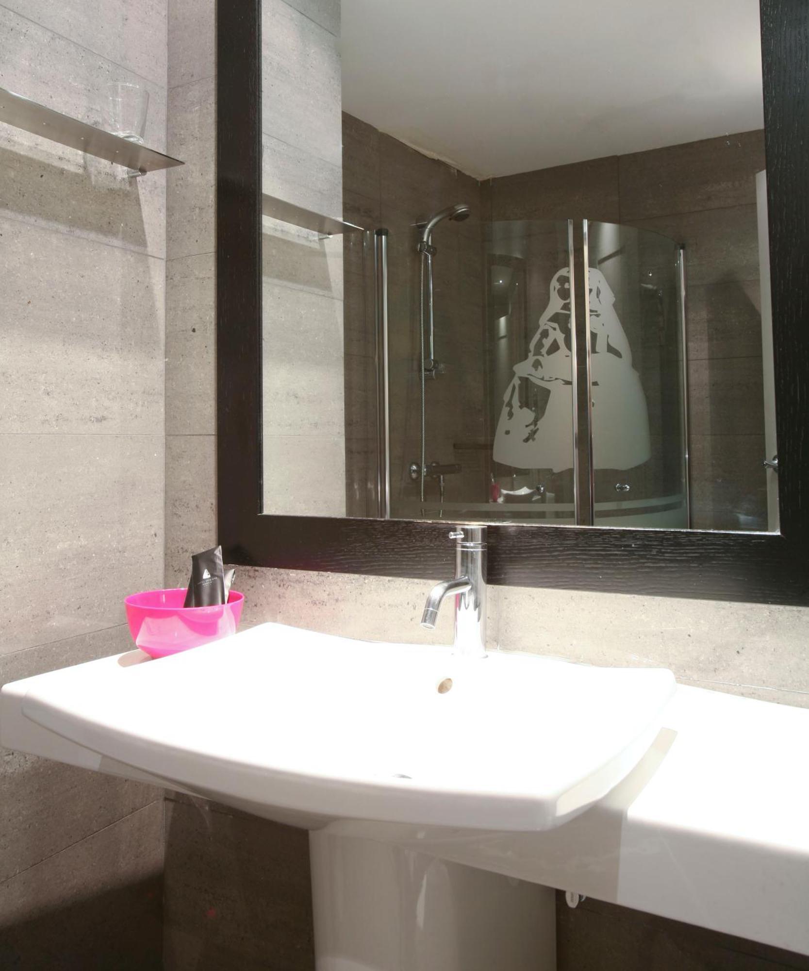 Single Room,701568415:JPEG