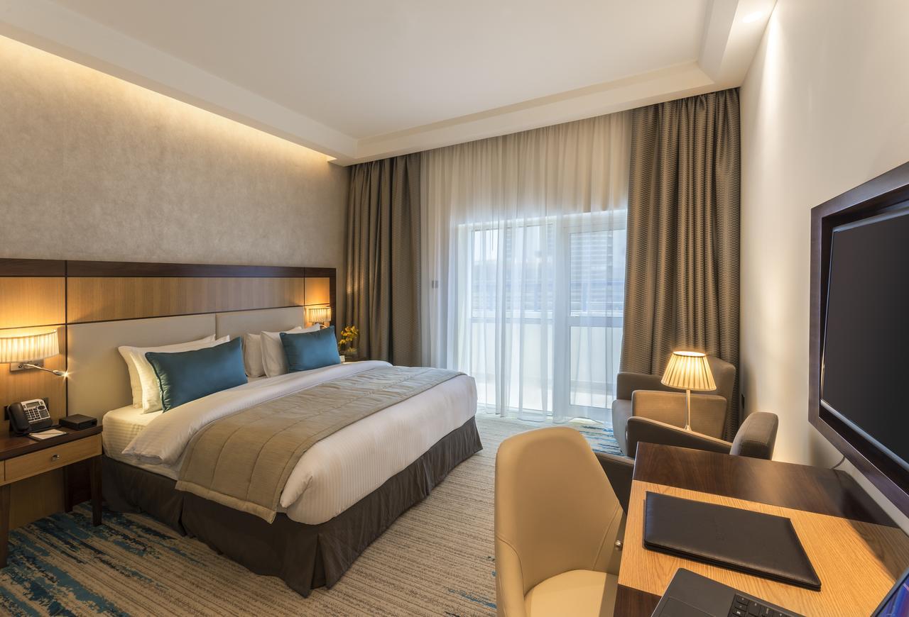 Rum Deluxe King (gratis transfer till stranden och utvalda köpcenter samt 20 % rabatt på mat, dryck och spa)