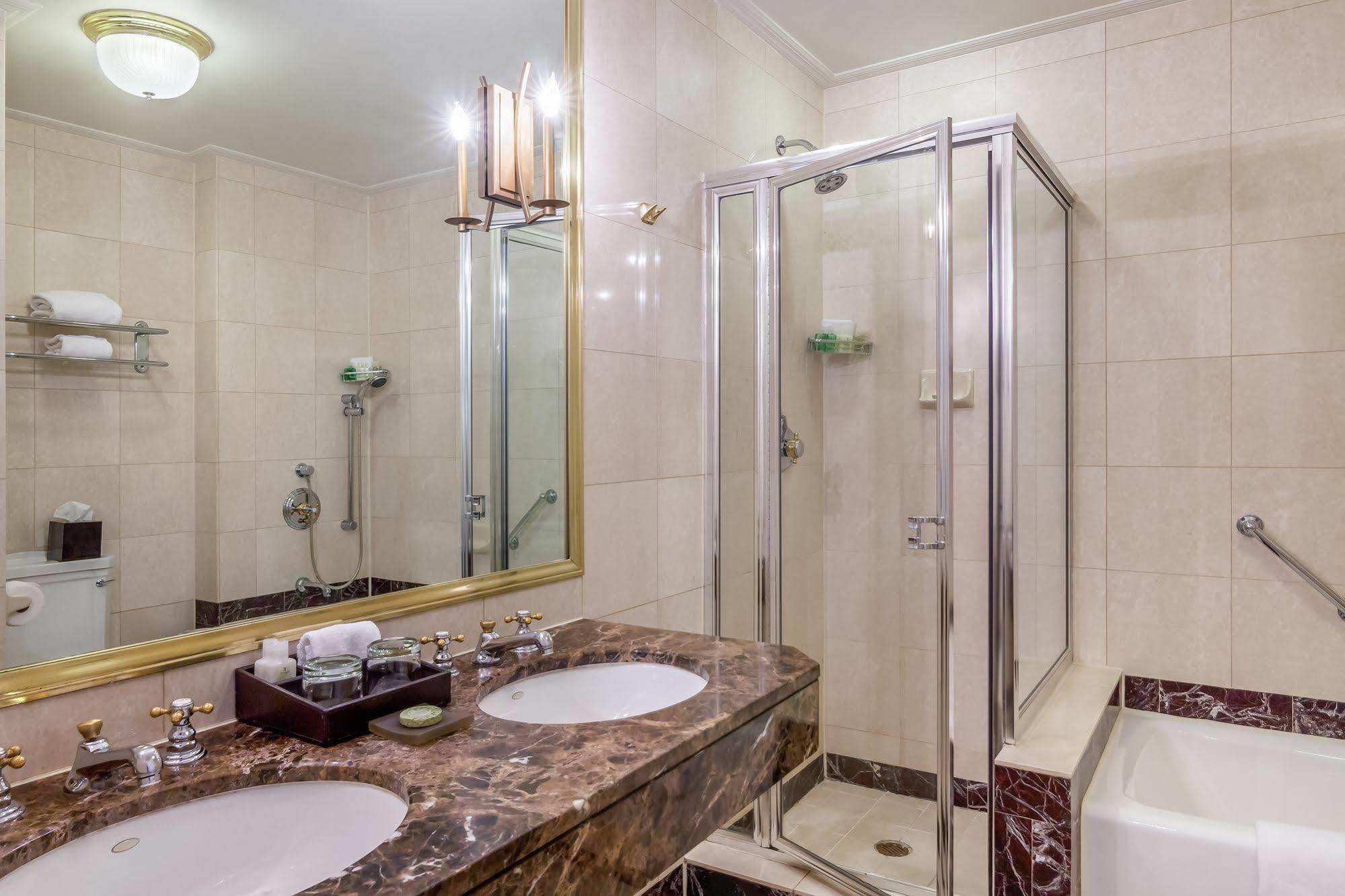 Deluxe Queen Suite
