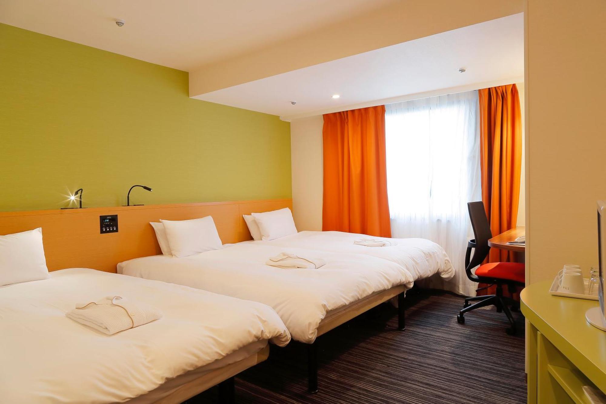 Deluxe Twin Room with Extra Bed and Shower (3 Adults) - Non-Smoking
