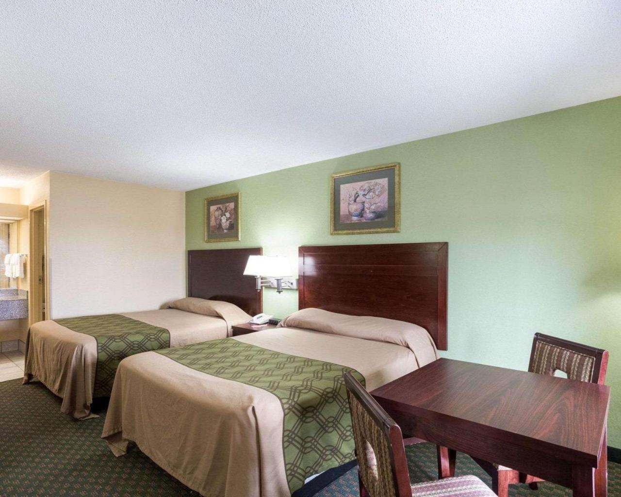 Queen Room Two Queen Beds Accessible or Non-Smoking,1275657799:JPEG