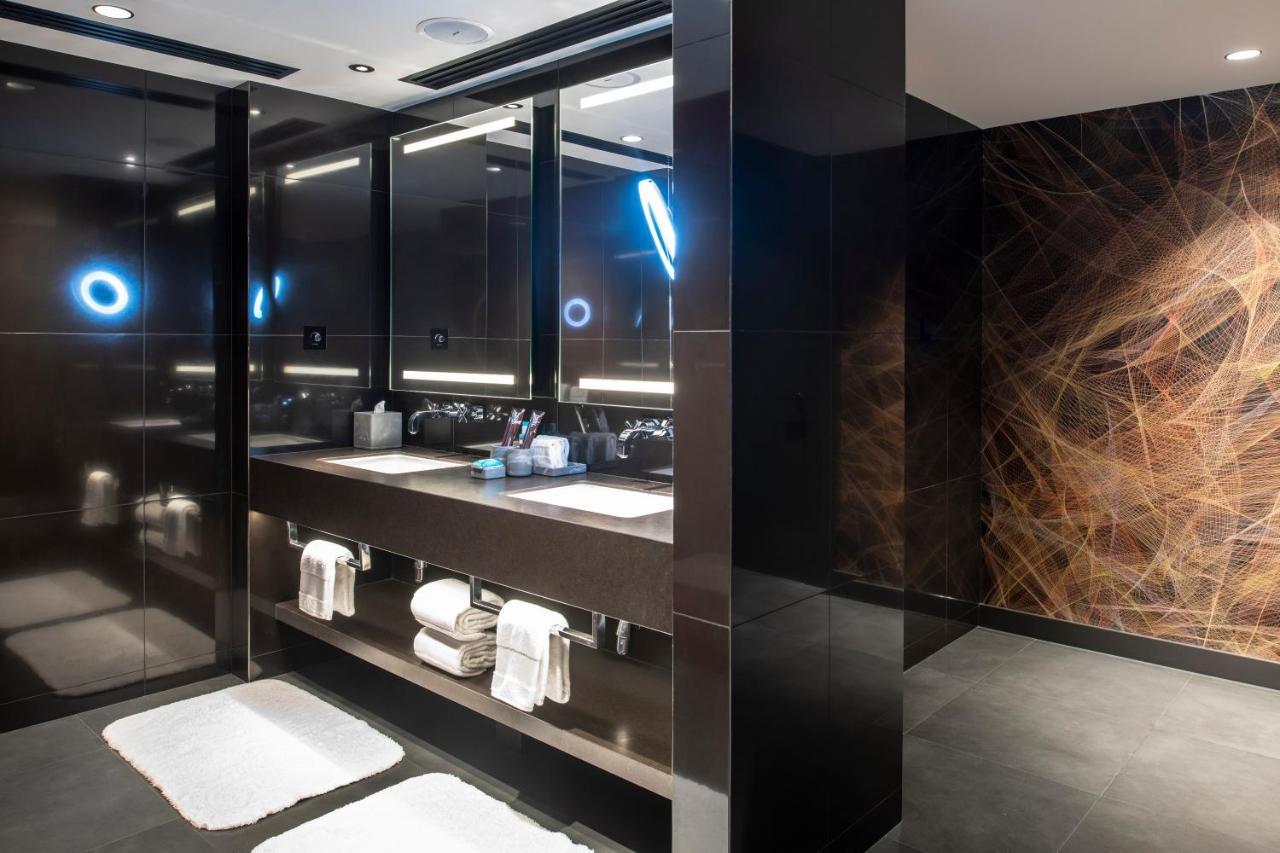 Fantastic 1 Bedroom Suite, 1 King with Private Terrace - includes 3 hours of Free Flow of Selected Drinks