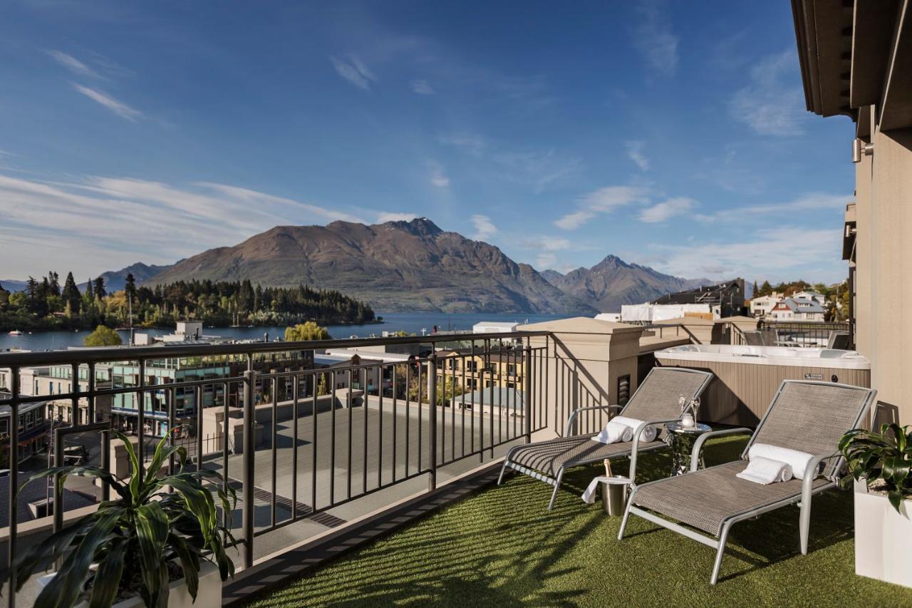 PENTHOUSE No 10, 1 King Bed, Lake View, Private Theatre & Outdoor Hot Tub