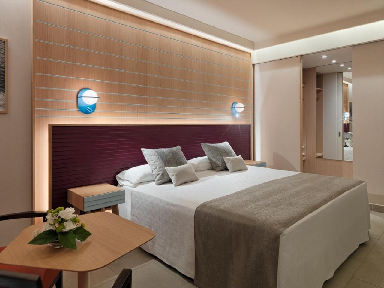 Double or Twin Room with Sea View,813062469:JPEG