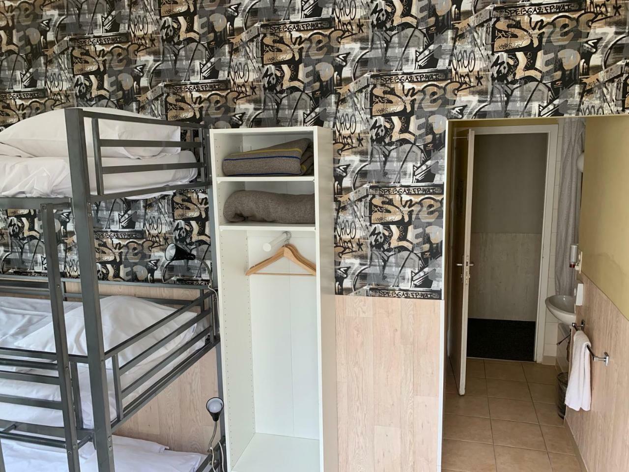 Triple Bunk Bed Room Shared Toilet,781193097:JPEG