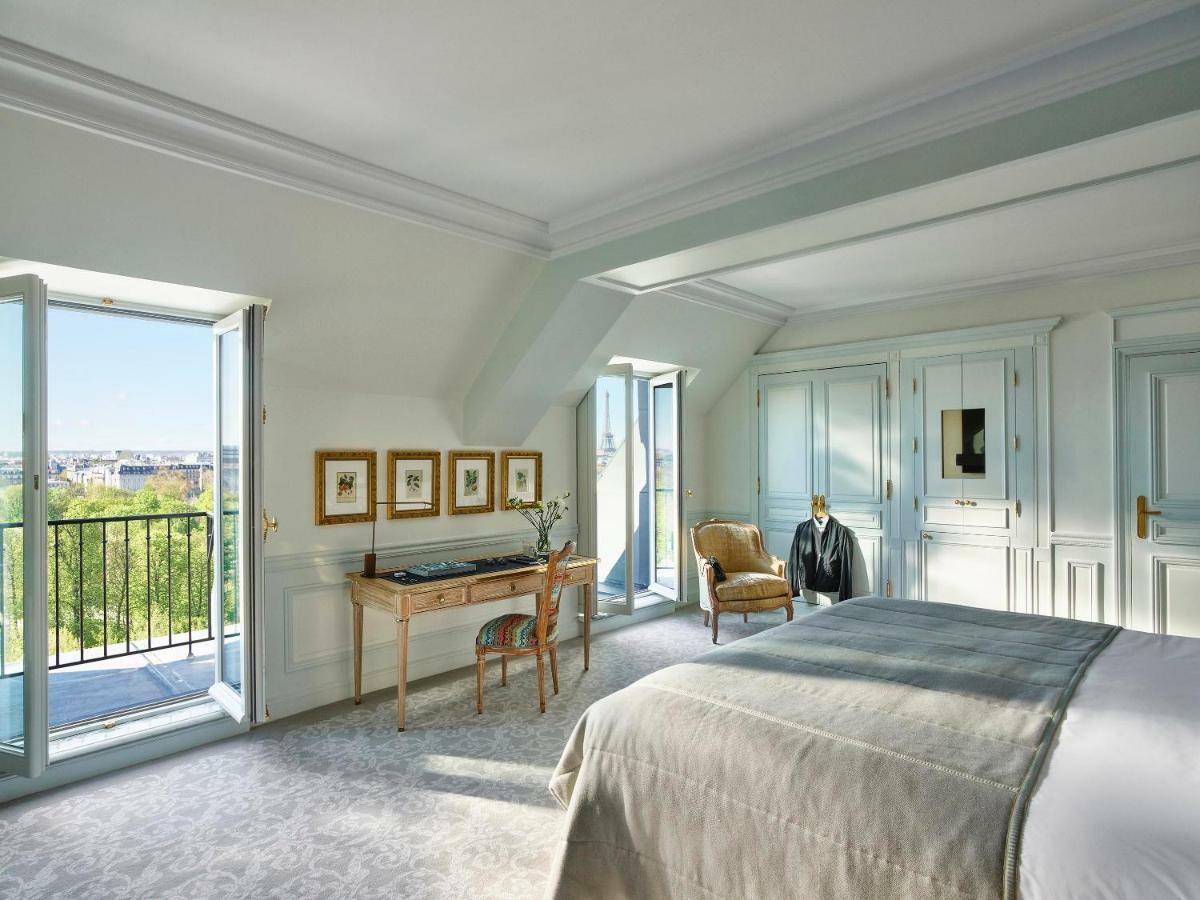 Executive room Eiffel view balcony