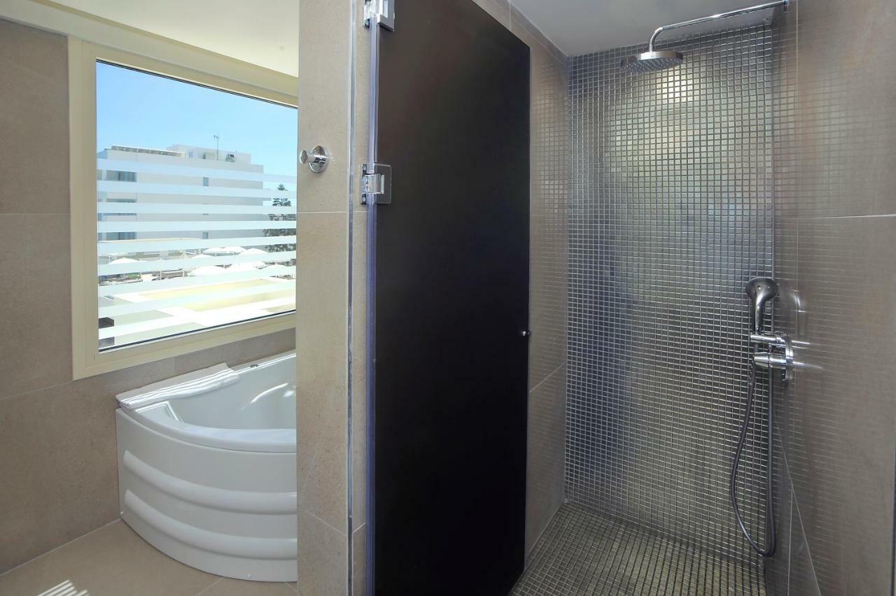 Svit Luxury med havsutsikt samt bubbelbadkar inomhus och utomhus