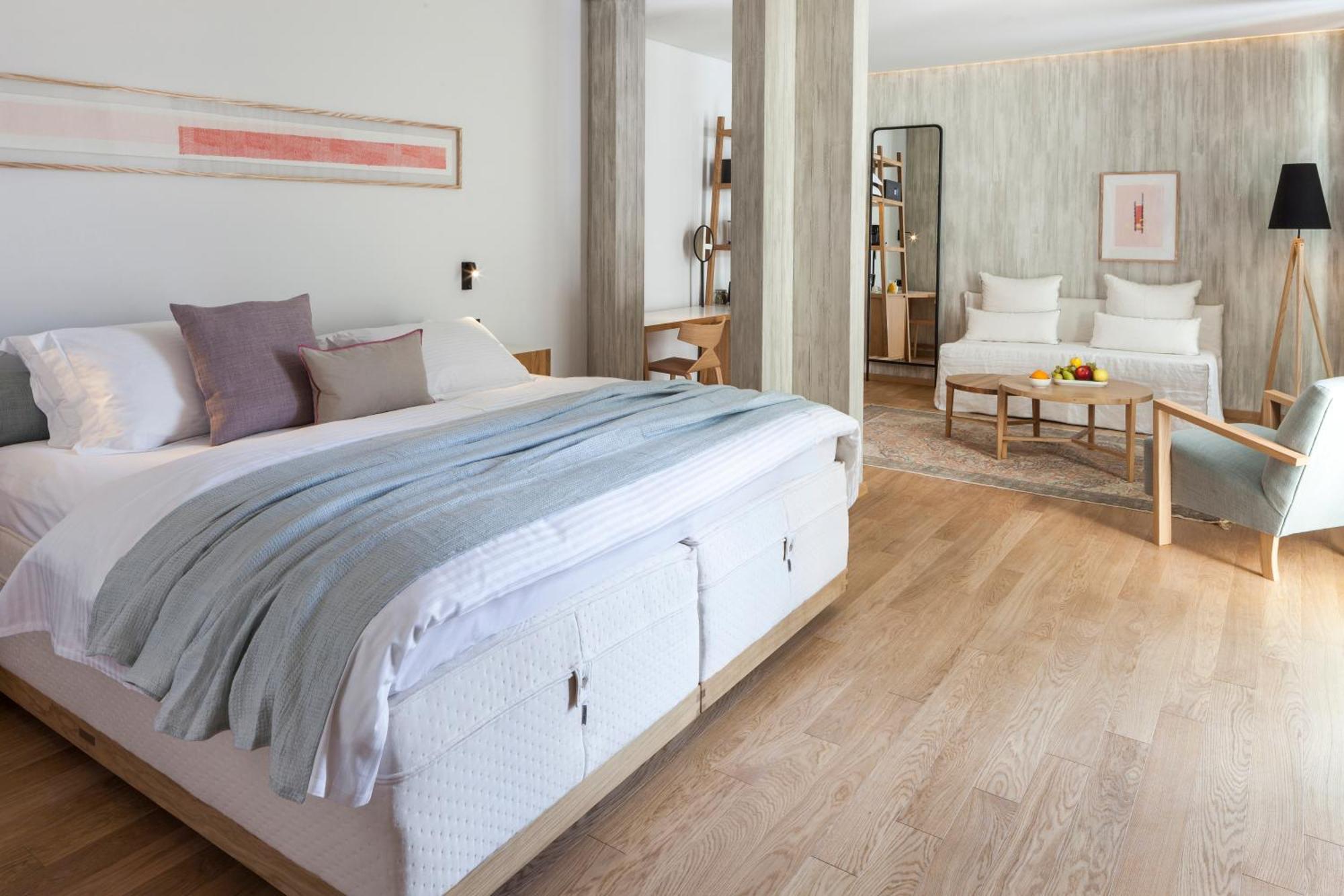 Urban Suite with Balcony and City View,821003327:JPEG