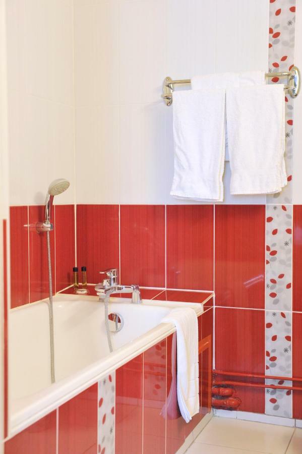 Superior Double Room bath garden view