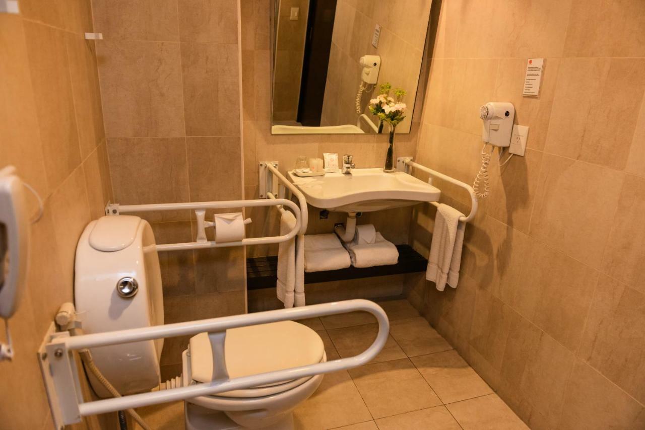 Rom med queen-size-seng – tilpasset funksjonshemninger