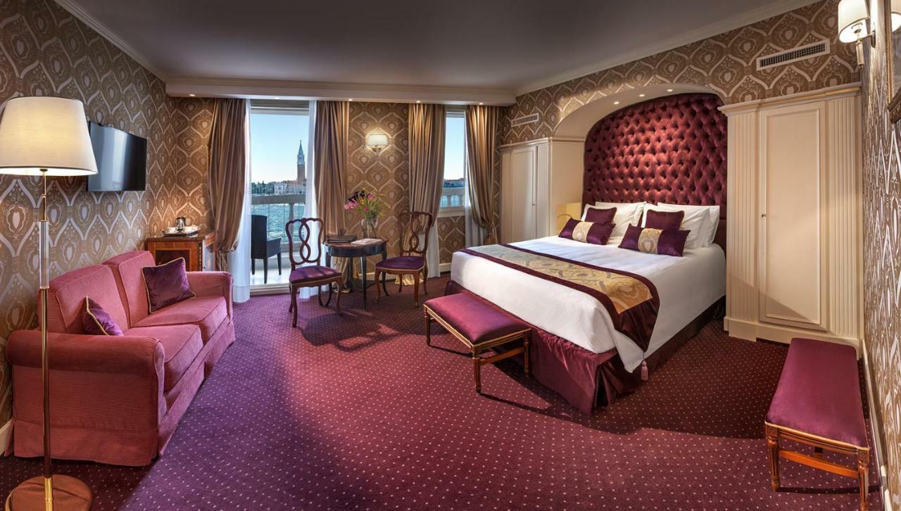 Juniorsuite med terrasse og utsikt over lagunen