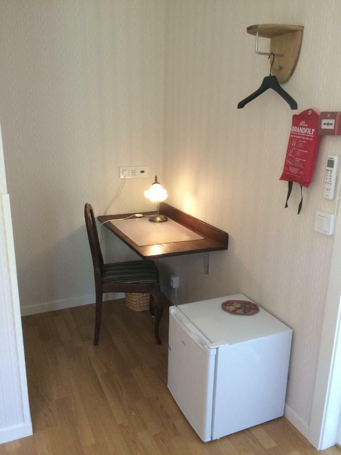 Tvåbäddsrum med badrum