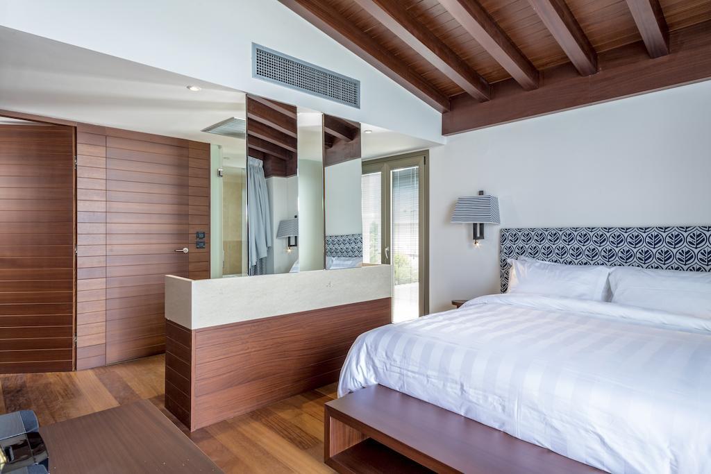 One-Bedroom Suite Sea View