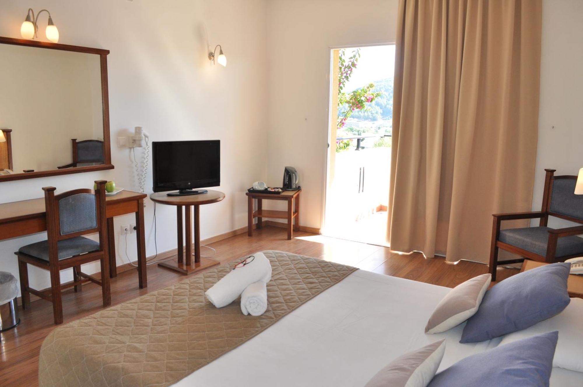 Double or Twin Room with Garden View - Pool View,888440851:JPEG