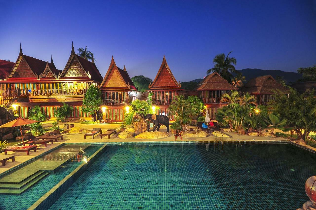Rum Deluxe Thai med utsikt över poolen
