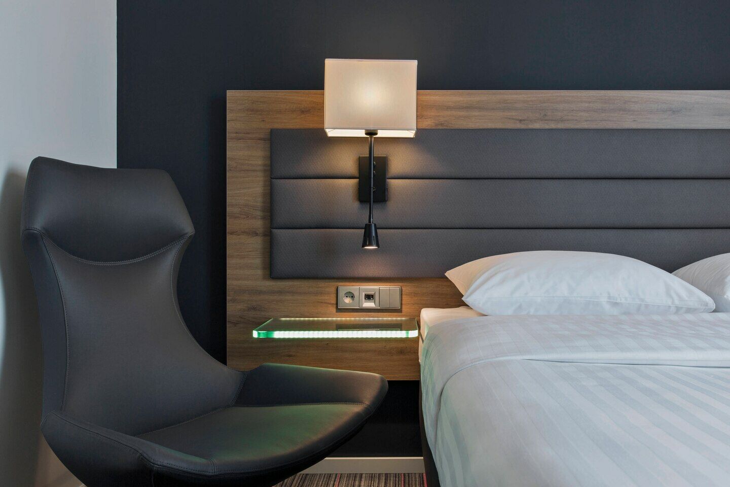 Moxy Queen Sleeper Room City View