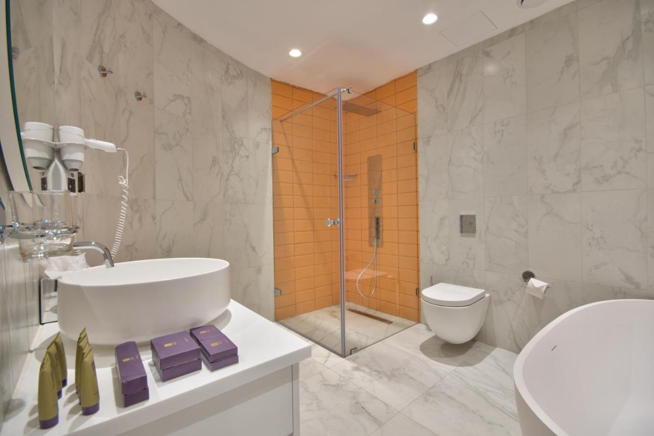 Executive Suite Kitchenette & Outdoor Spa Bath