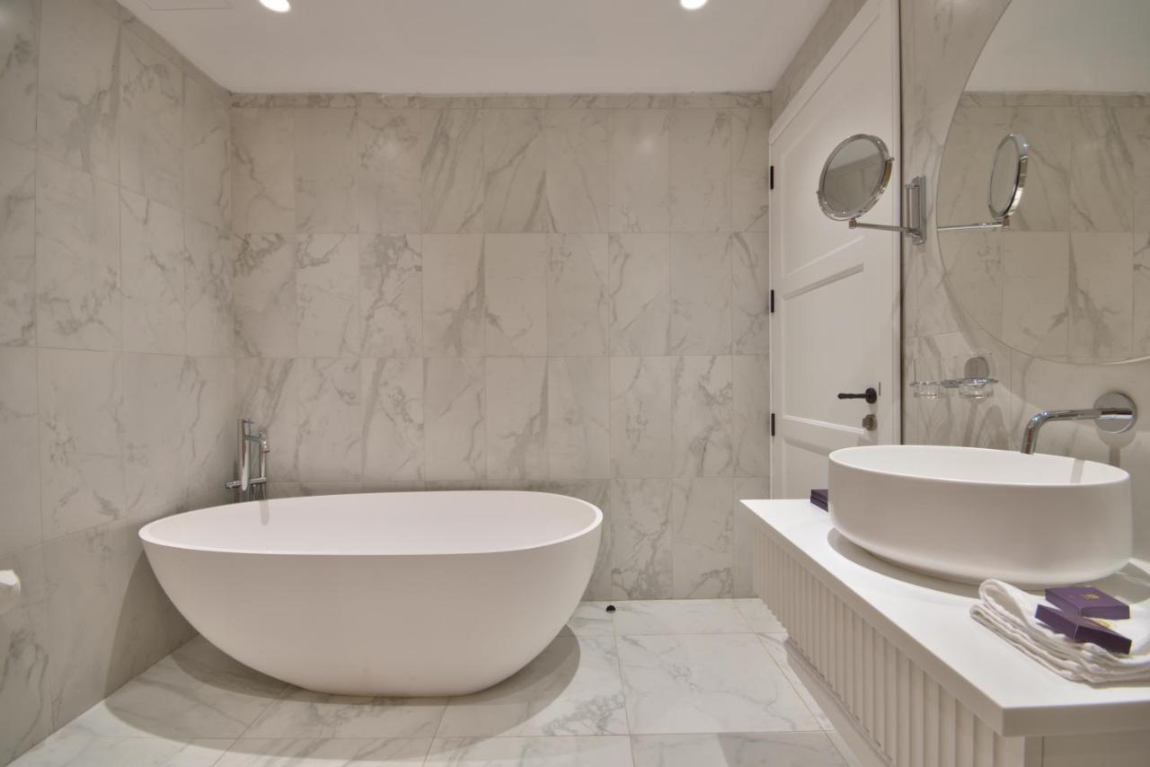 Executive Suite Kitchenette & Outdoor Spa Bath