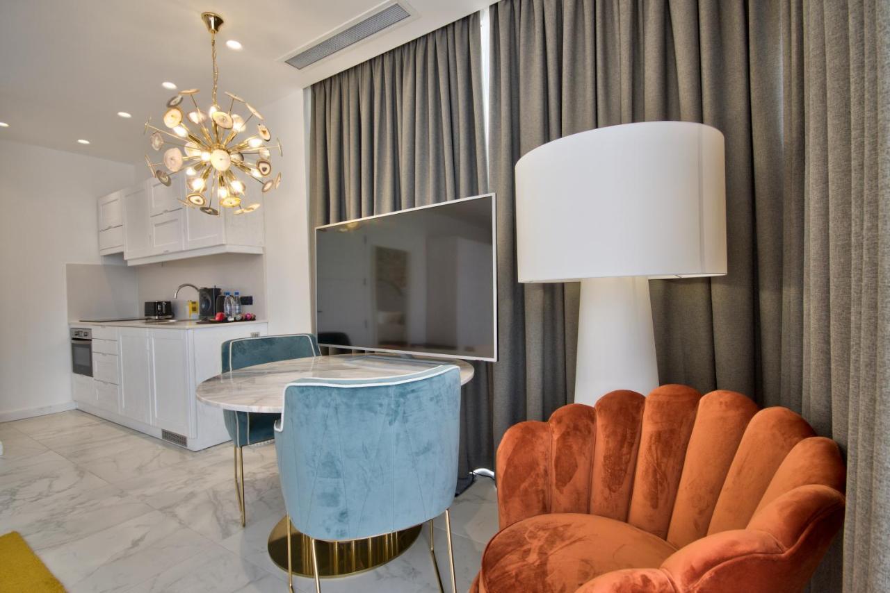 Executive Suite Kitchenette & Outdoor Spa Bath