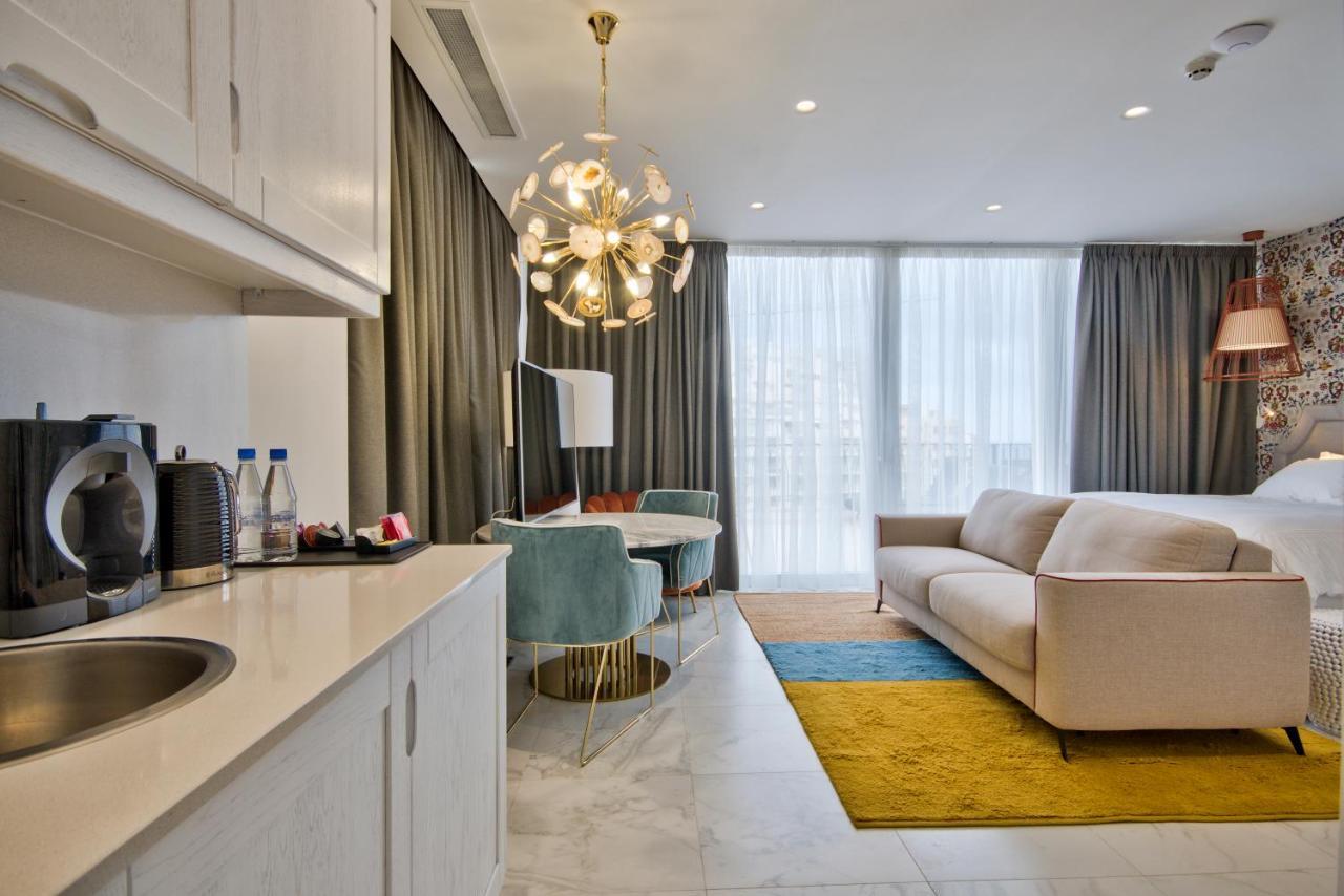 Executive Suite Kitchenette & Outdoor Spa Bath