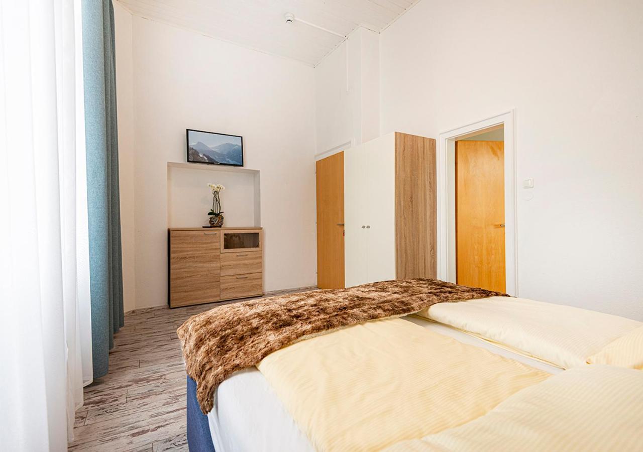 Large Double Room,933290356:JPEG