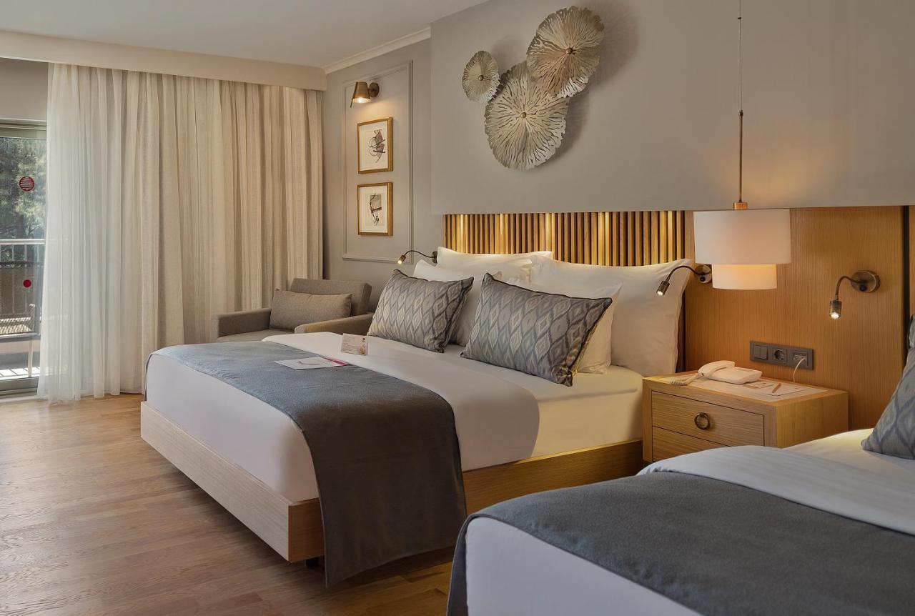Deluxe Room Jacuzzi on balcony