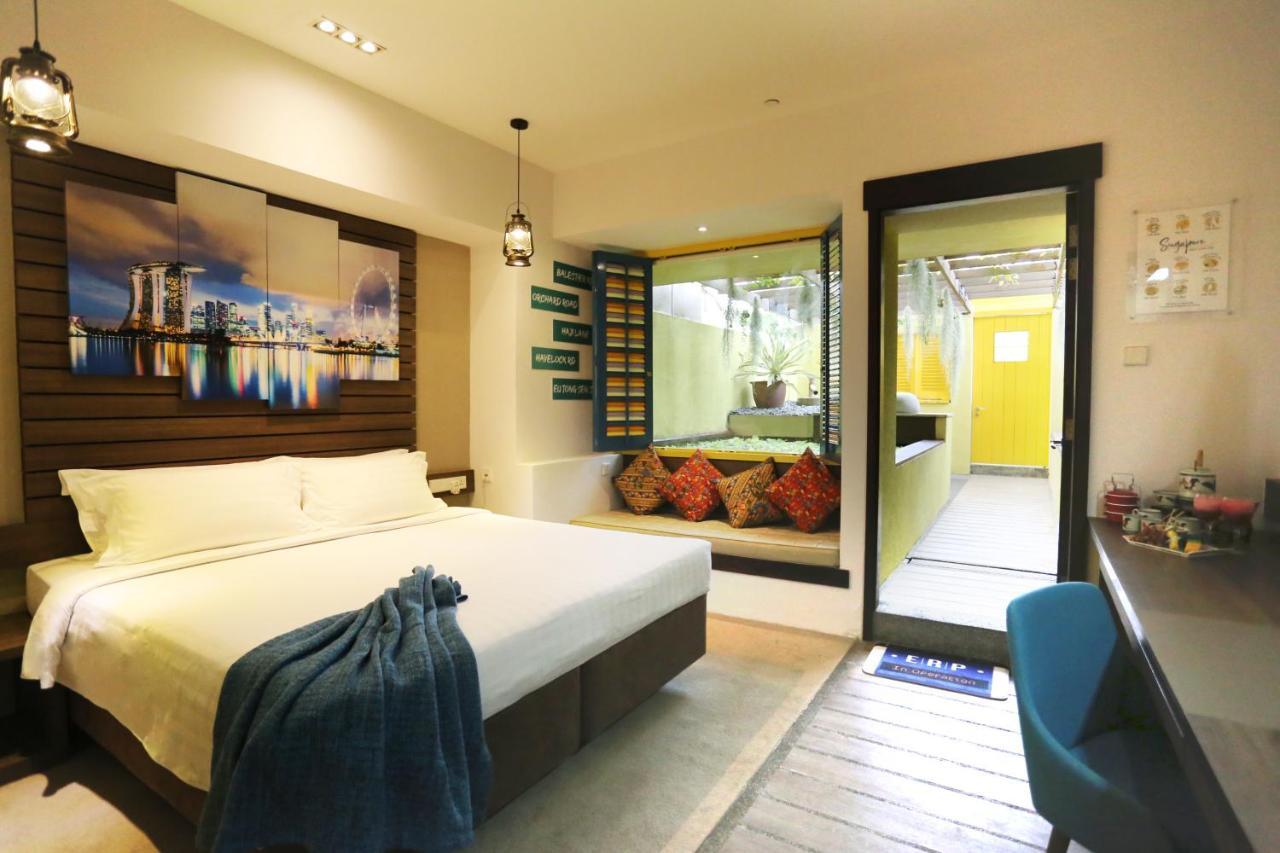 Theme Courtyard Club Room Lounge Access