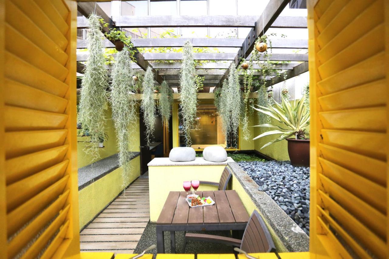 Theme Courtyard Club Room Lounge Access