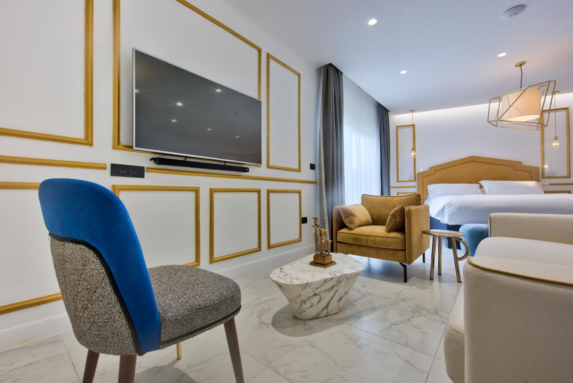 Executive Suite Kitchenette & Outdoor Spa Bath