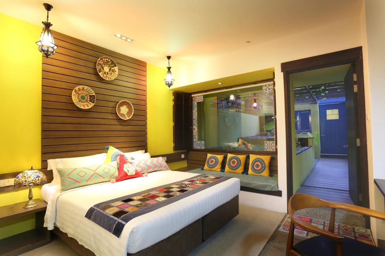 Theme Courtyard Club Room Lounge Access