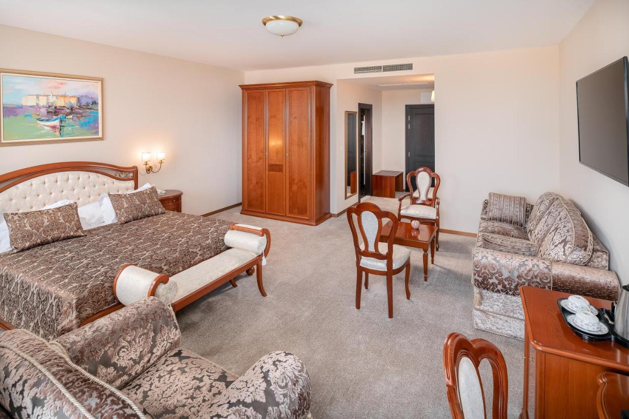 Exclusive Double Room with Balcony - Free Parking,989969002:JPEG