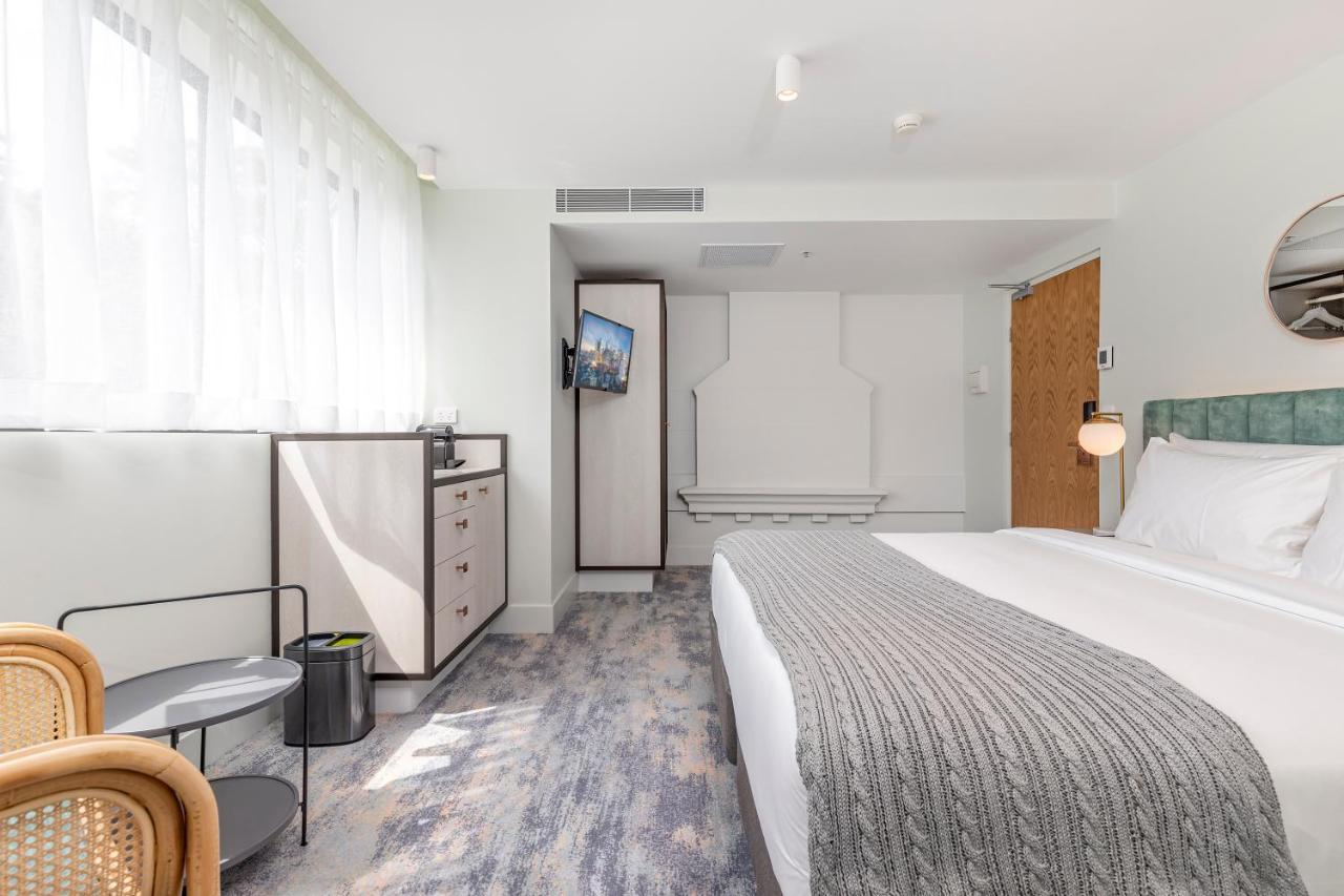 Deluxe King Room with Bath