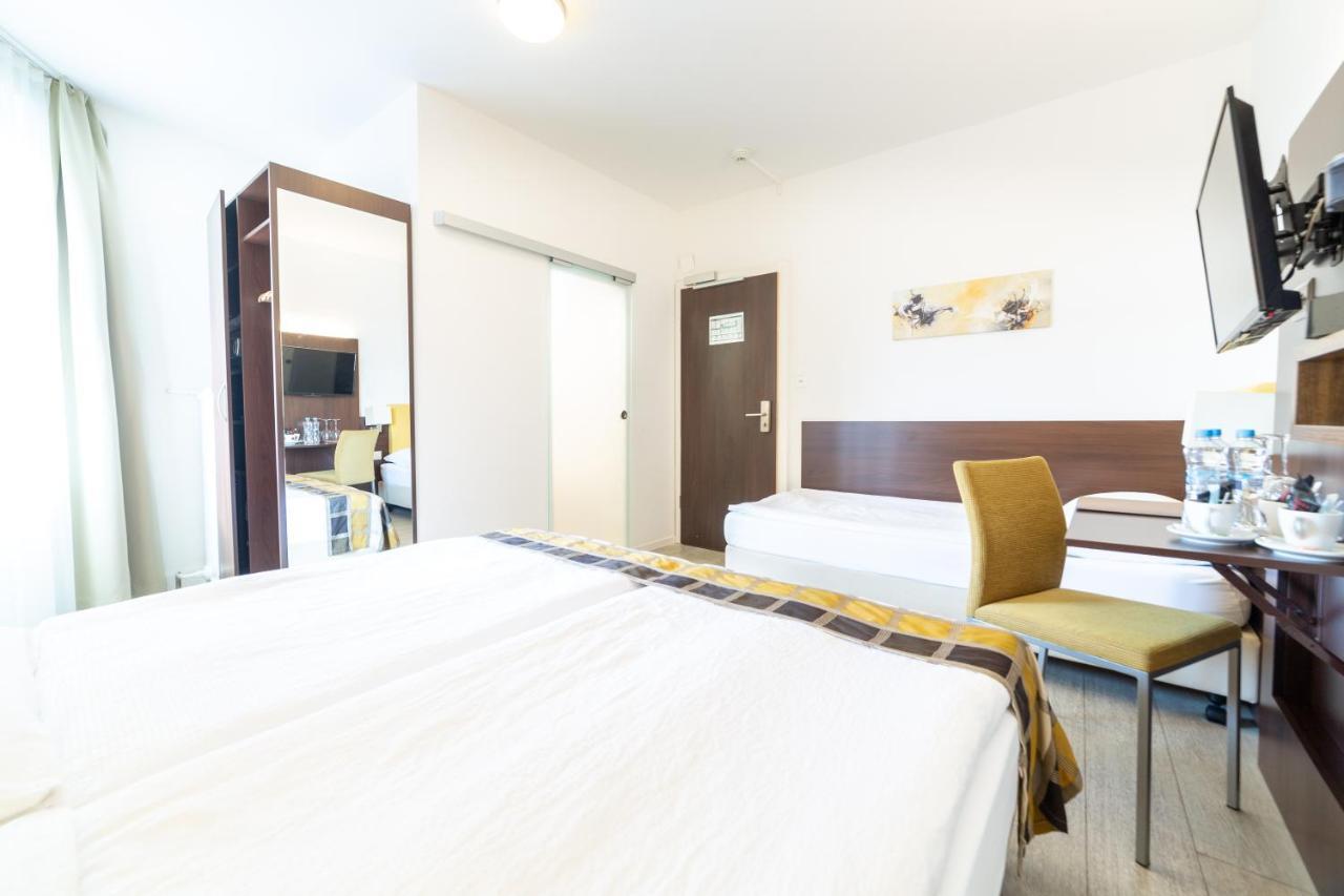 Modern Triple Room,980119159:JPEG