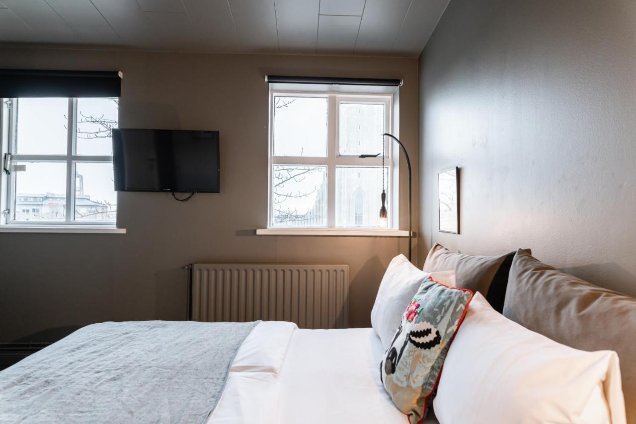 Dobbeltrom med utsikt over kirken