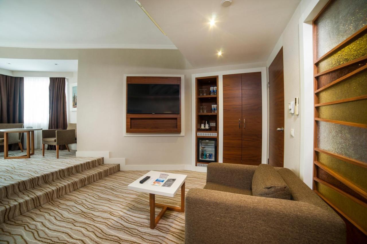 Suite with Balcony and Sea View - Non-Smoking