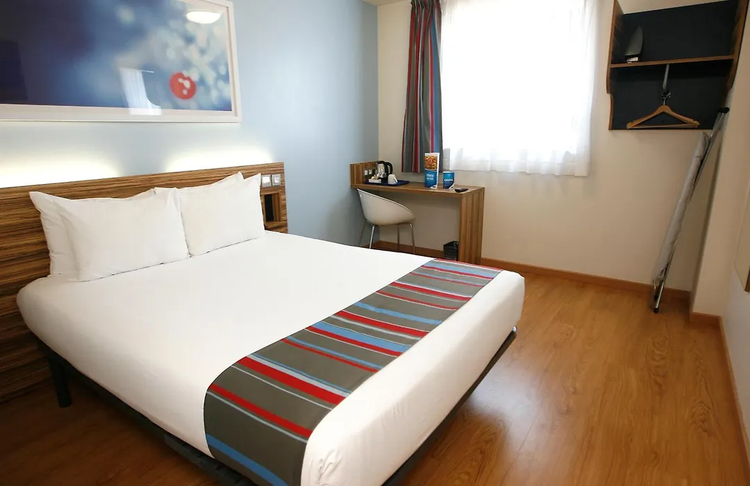 Travelodge Barcelona Poblenou-1