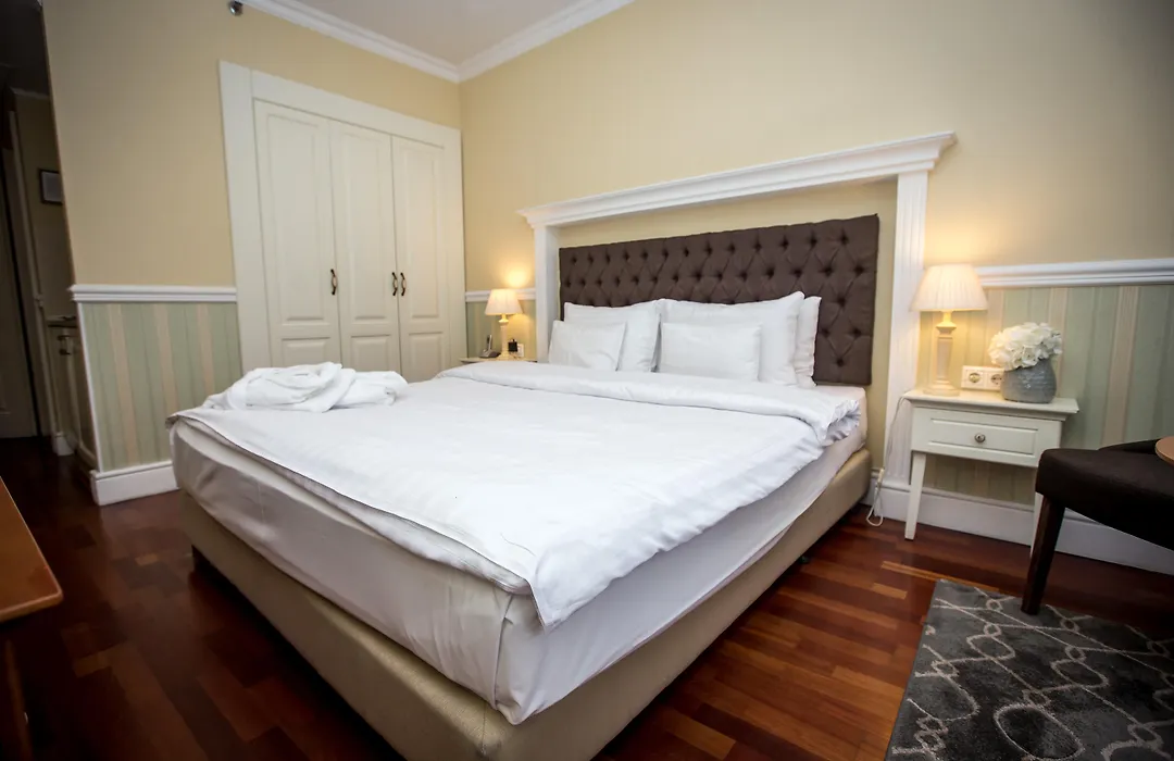 Queen'S Court Hotel & Residence-1