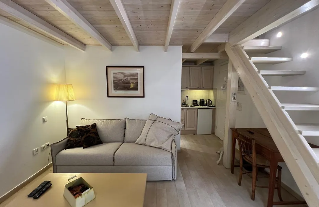 Portadelmare Deluxe Suites-1