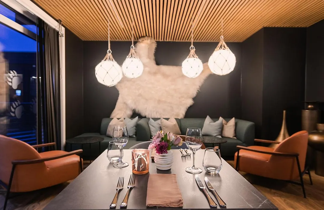 Svalbard Hotell | Polfareren-1
