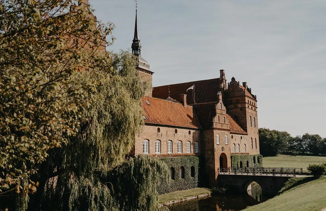 Holckenhavn Slot-1