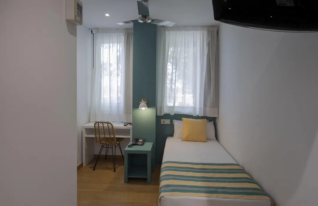Yomo Hostal Bcn Port-1