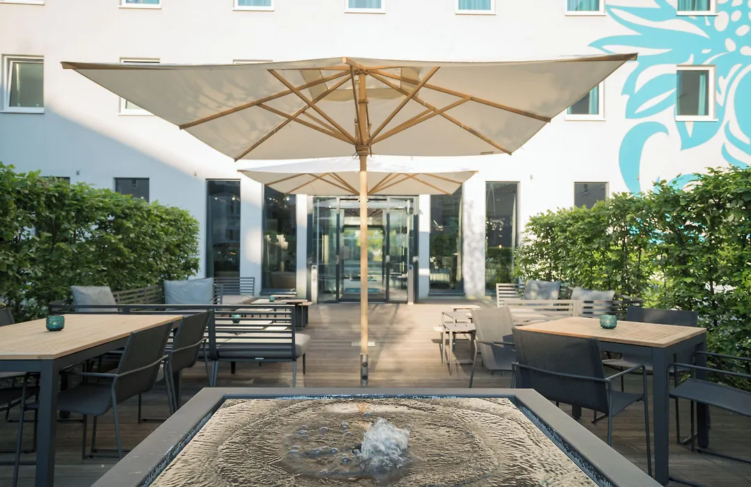 Motel One Hamburg-Airport-1