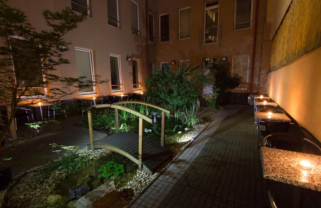 Six Inn Hotel Budapest-1