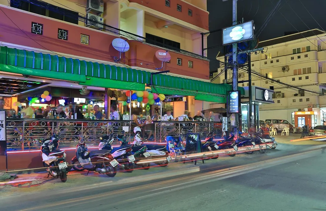 Harrys Hotel Bar & Restaurant-1