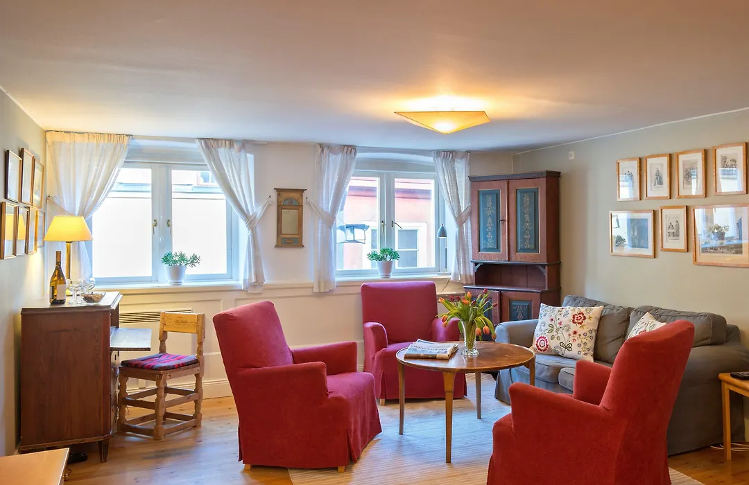Lady Hamilton Apartments-1