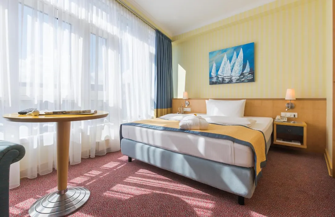 Strand-Hotel Huebner-1