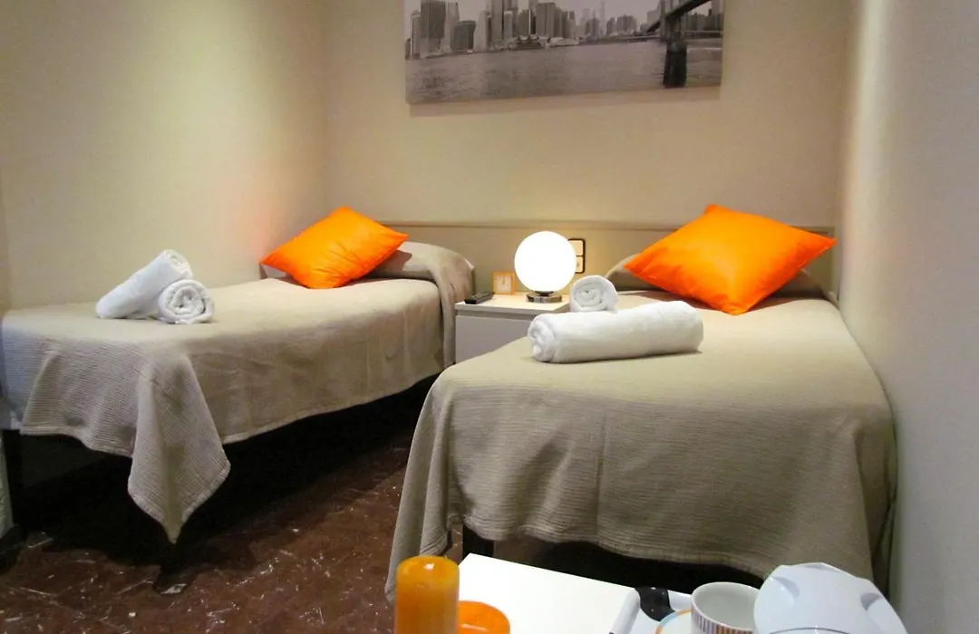 Barcelona City Street Hostal-1