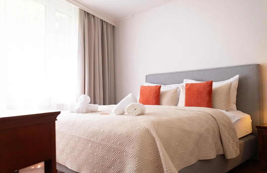 Hotel Attache-1